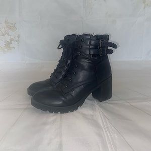 ✨ Steve Madden Lace Up Boots